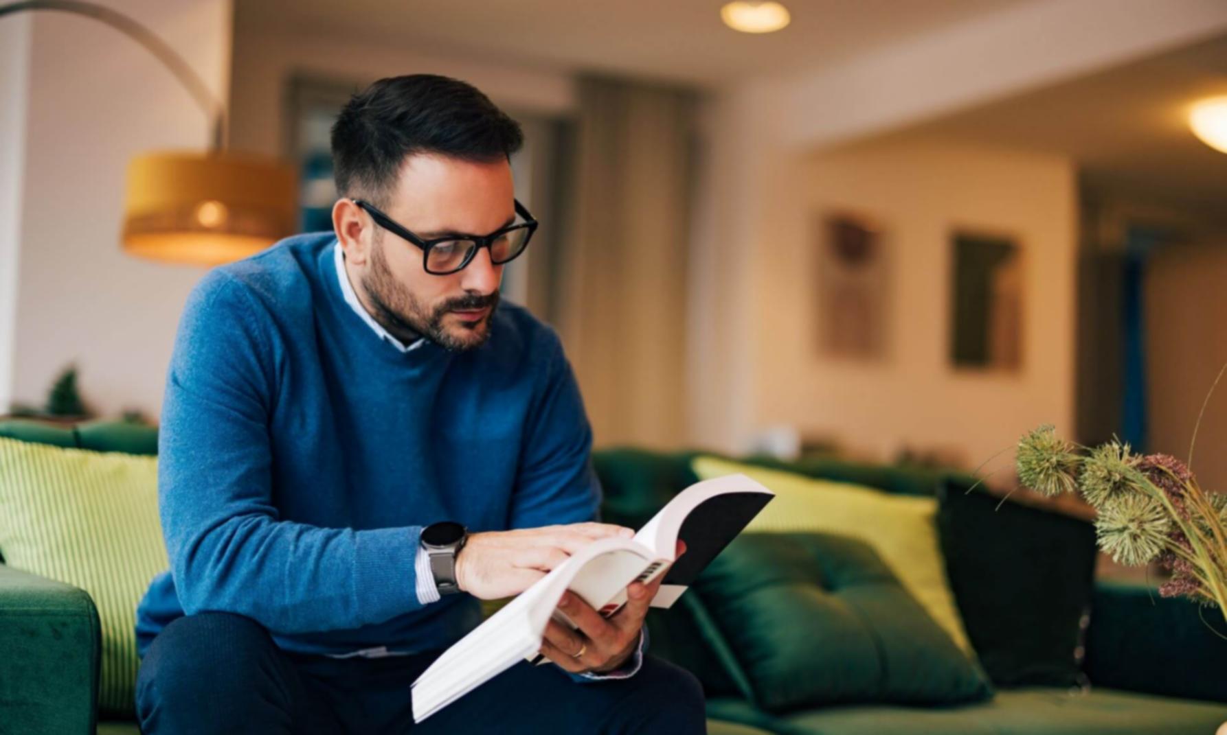 Espace de formation moderne avec tableaux et supports pédagogiques pour l'apprentissage des finances personnelles