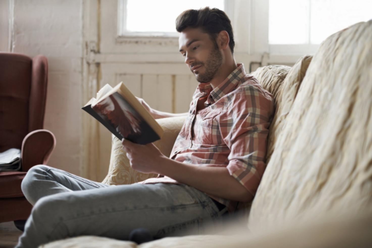 Session de formation interactive où les participants analysent des cas pratiques de gestion budgétaire